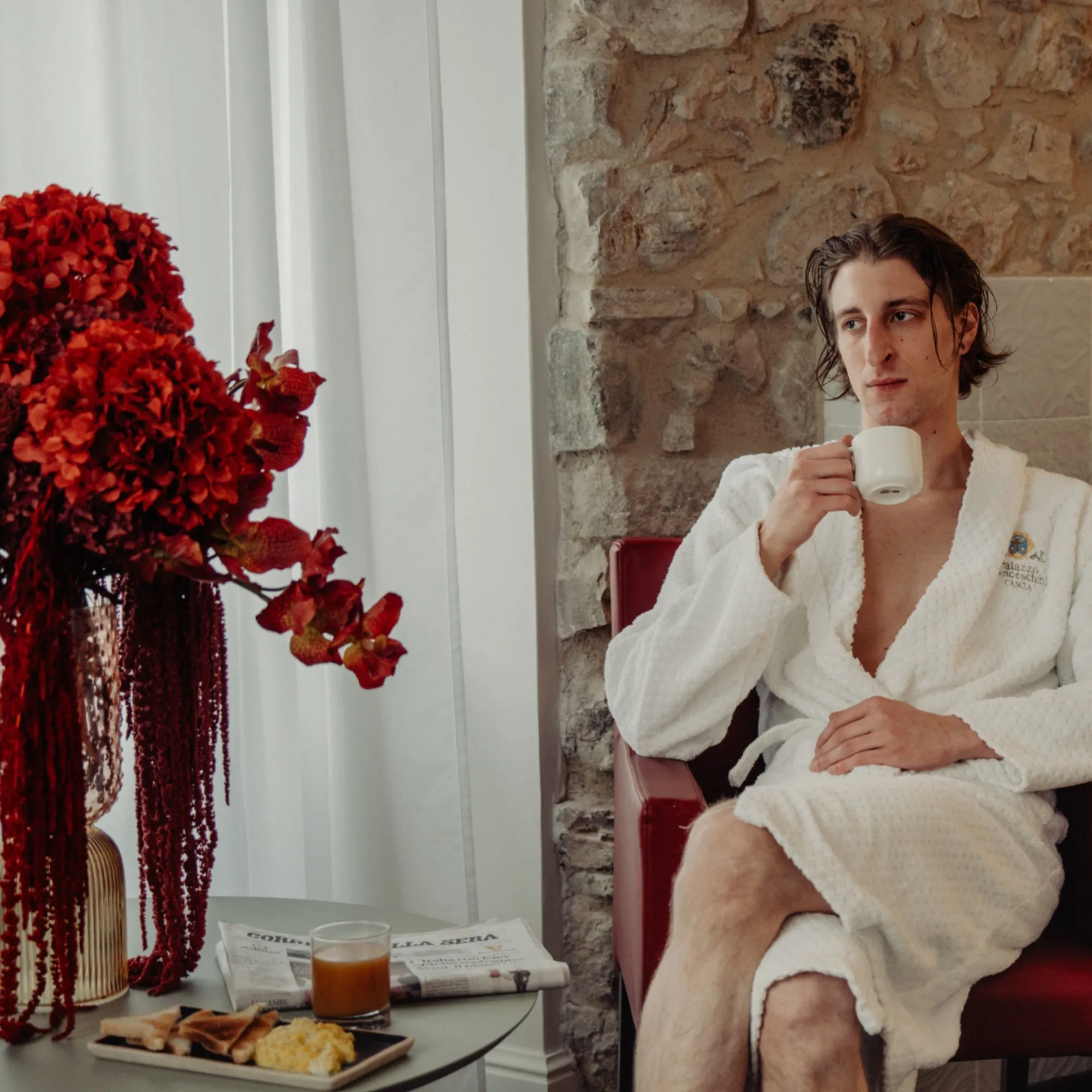 Hotel-Palazzo-Franceschini-Cascia-Umbria-Foto-ragazzo-realax-caffe-Foto-30-quadrata